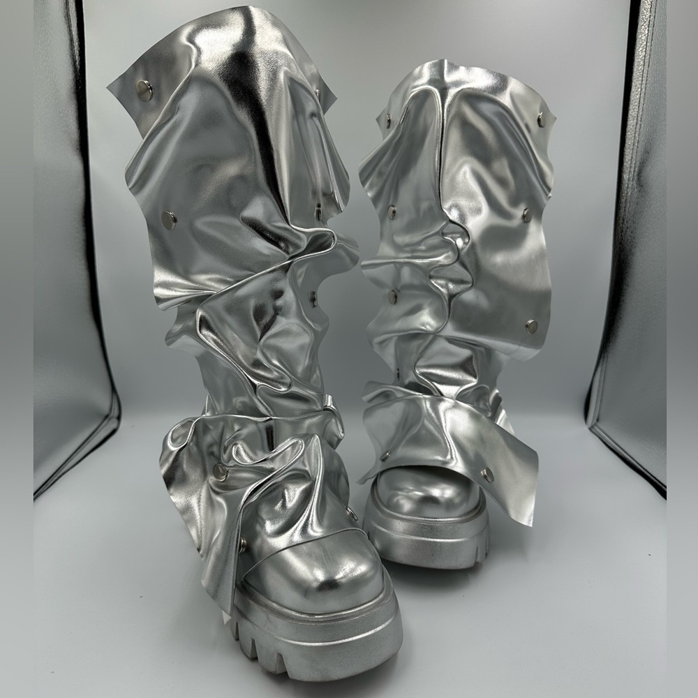 Metallic Silver Sculptural Bulky Trendy Platform Boots – Size 6